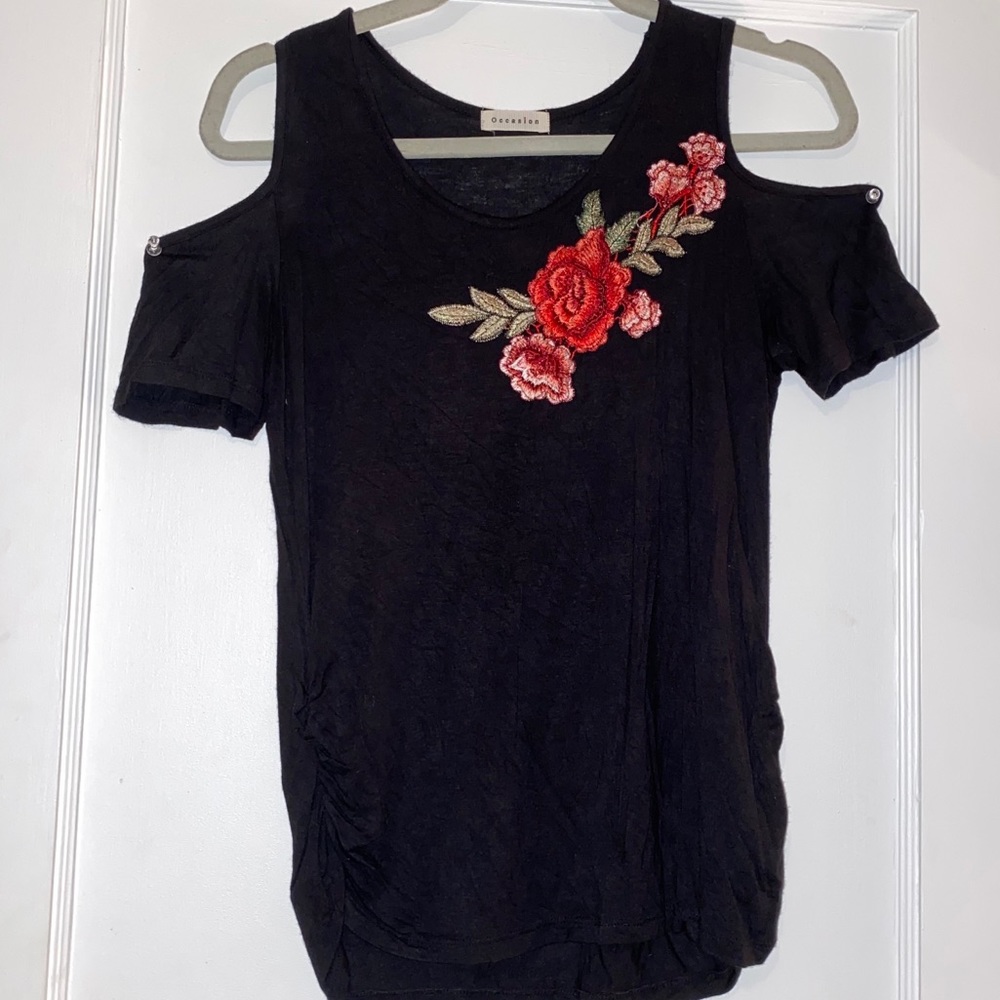 Open Shoulder Ruched Blouse with Rose Appliqué